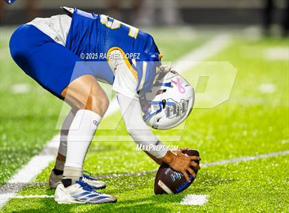Thumbnail 2 in Hardin vs. Hitchcock (UIL Football 3A D1 Area) photogallery.