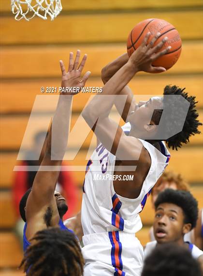 Thumbnail 3 in St. Louis Catholic vs Sophie B. Wright (Country Day Classic) photogallery.