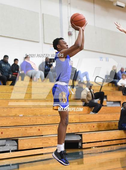 Thumbnail 1 in St. Louis Catholic vs Sophie B. Wright (Country Day Classic) photogallery.