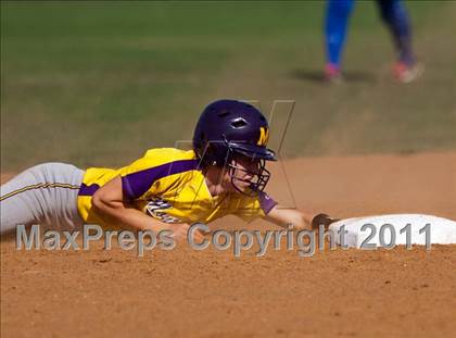 Thumbnail 1 in Barbers Hill vs Montgomery (4A Region 3 Quarterfinal) photogallery.