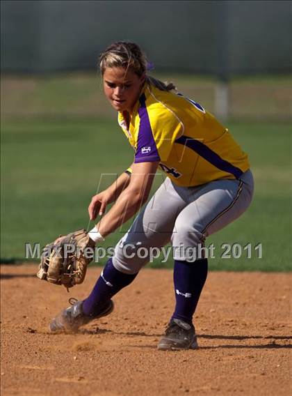 Thumbnail 2 in Barbers Hill vs Montgomery (4A Region 3 Quarterfinal) photogallery.