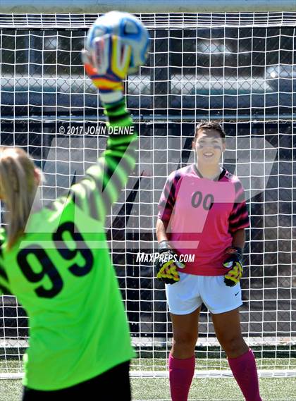 Thumbnail 2 in Farmington vs. Bosque photogallery.