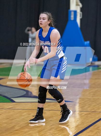 Thumbnail 2 in Robert Lee vs. Highland (UIL 1A Regional Semifinal) photogallery.