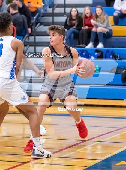 Thumbnail 3 in Federal Way vs. Union (WIAA 4A W. Central District Semi-Final) photogallery.