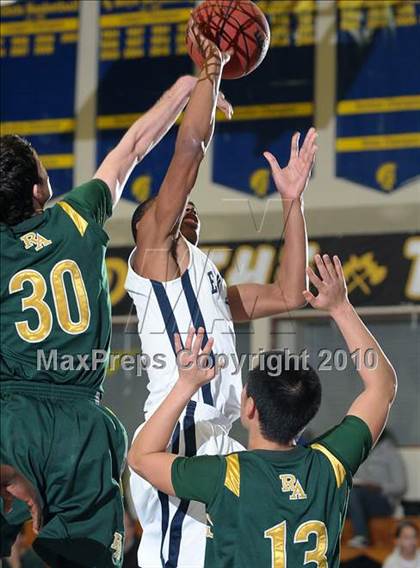 Thumbnail 3 in Rio Americano vs. Elk Grove (Trojan Toss-Up) photogallery.