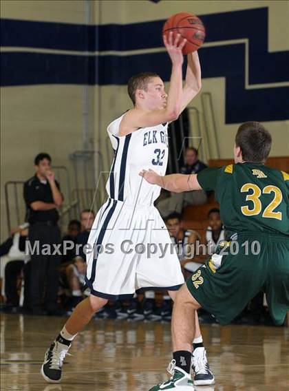 Thumbnail 2 in Rio Americano vs. Elk Grove (Trojan Toss-Up) photogallery.