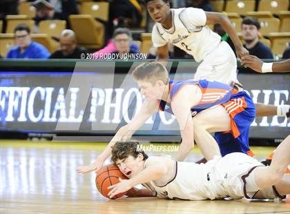 Thumbnail 1 in De La Salle @ St. Louis Catholic (LHSAA 3A Marsh Madness Final) photogallery.