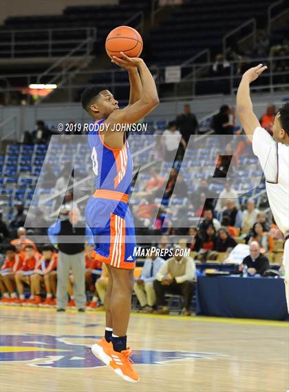 Thumbnail 1 in De La Salle @ St. Louis Catholic (LHSAA 3A Marsh Madness Final) photogallery.