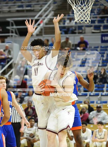 Thumbnail 2 in De La Salle @ St. Louis Catholic (LHSAA 3A Marsh Madness Final) photogallery.