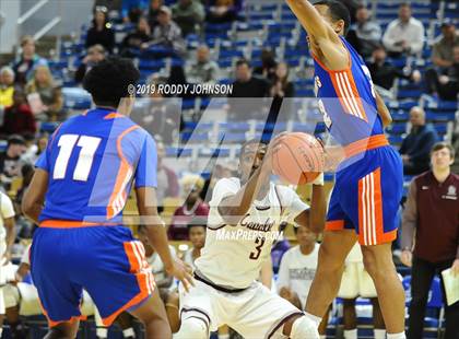 Thumbnail 3 in De La Salle @ St. Louis Catholic (LHSAA 3A Marsh Madness Final) photogallery.