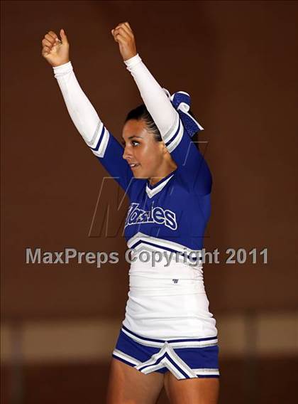 Thumbnail 2 in Village Christian vs. Fillmore photogallery.