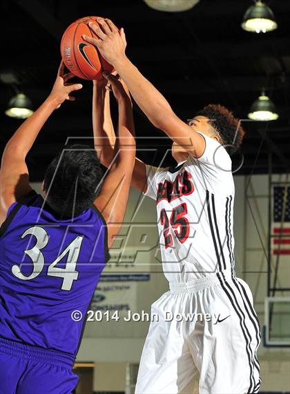 Thumbnail 1 in Shadow Hills vs. Miller (MaxPreps Holiday Classic) photogallery.