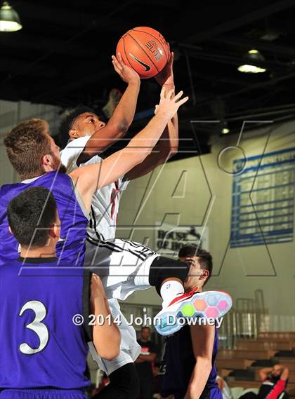 Thumbnail 2 in Shadow Hills vs. Miller (MaxPreps Holiday Classic) photogallery.