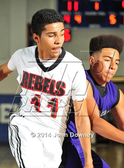 Thumbnail 2 in Shadow Hills vs. Miller (MaxPreps Holiday Classic) photogallery.
