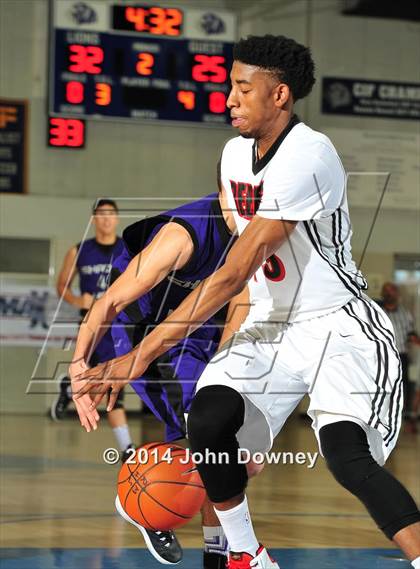 Thumbnail 2 in Shadow Hills vs. Miller (MaxPreps Holiday Classic) photogallery.