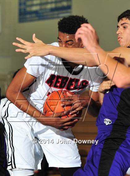 Thumbnail 3 in Shadow Hills vs. Miller (MaxPreps Holiday Classic) photogallery.