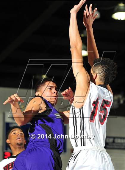 Thumbnail 3 in Shadow Hills vs. Miller (MaxPreps Holiday Classic) photogallery.