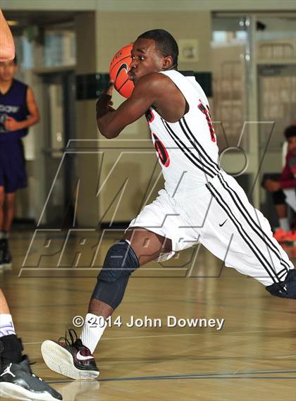 Thumbnail 2 in Shadow Hills vs. Miller (MaxPreps Holiday Classic) photogallery.