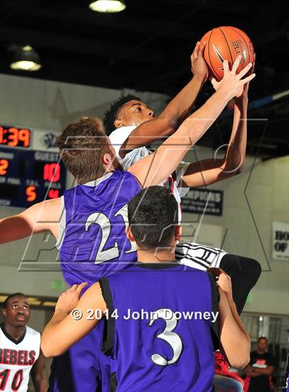 Thumbnail 1 in Shadow Hills vs. Miller (MaxPreps Holiday Classic) photogallery.