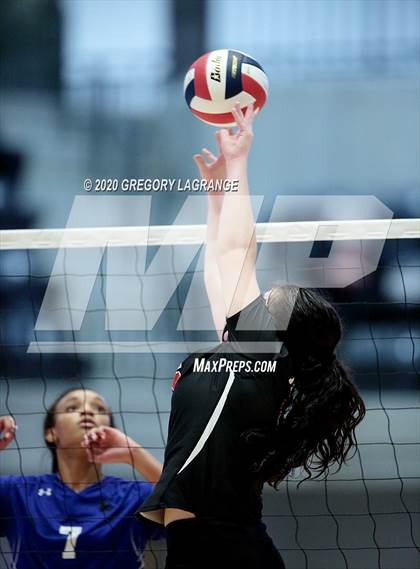 Thumbnail 3 in Guyer vs. Martin (UIL 6A Area Region I Playoff) photogallery.