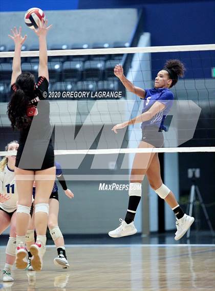 Thumbnail 2 in Guyer vs. Martin (UIL 6A Area Region I Playoff) photogallery.