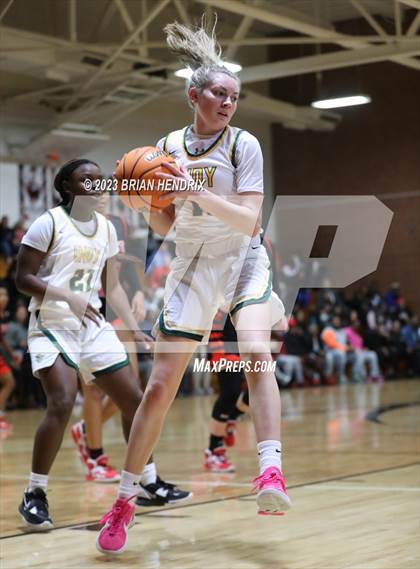 Thumbnail 3 in Independence vs. East Rutherford photogallery.