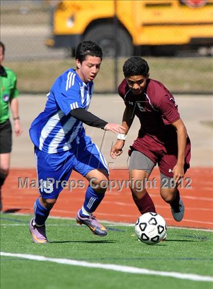 Thumbnail 1 in Turner [R. L.] vs Beaumont Central (Lobo Winter Invitational) photogallery.