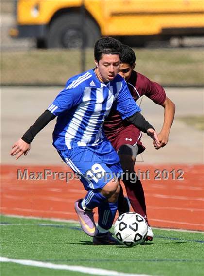 Thumbnail 2 in Turner [R. L.] vs Beaumont Central (Lobo Winter Invitational) photogallery.