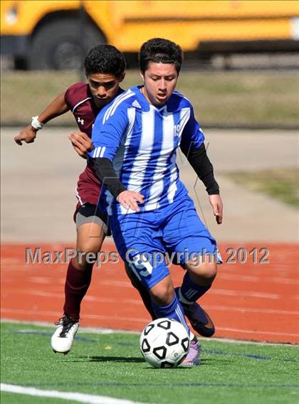 Thumbnail 3 in Turner [R. L.] vs Beaumont Central (Lobo Winter Invitational) photogallery.