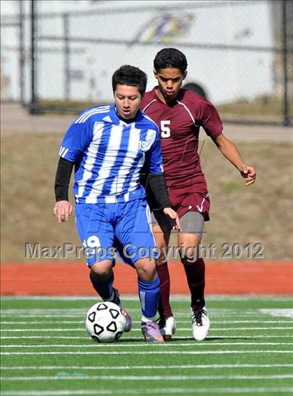 Thumbnail 1 in Turner [R. L.] vs Beaumont Central (Lobo Winter Invitational) photogallery.