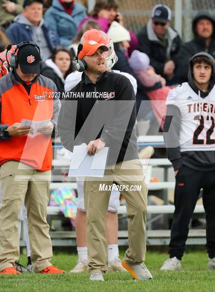 Thumbnail 3 in Lawrence vs. Gardiner photogallery.