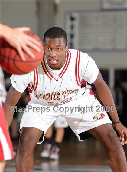 Thumbnail 3 in Lincoln vs. Clovis West (St. Hope Holiday Classic) photogallery.