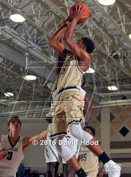 Thumbnail 2 in Bentonville vs. De La Salle (MaxPreps Holiday Classic) photogallery.