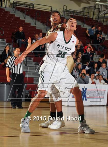 Thumbnail 3 in Bentonville vs. De La Salle (MaxPreps Holiday Classic) photogallery.
