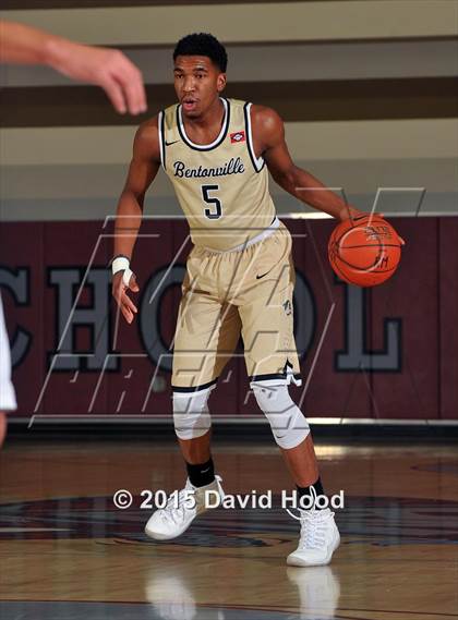 Thumbnail 1 in Bentonville vs. De La Salle (MaxPreps Holiday Classic) photogallery.
