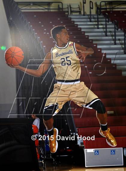 Thumbnail 3 in Bentonville vs. De La Salle (MaxPreps Holiday Classic) photogallery.