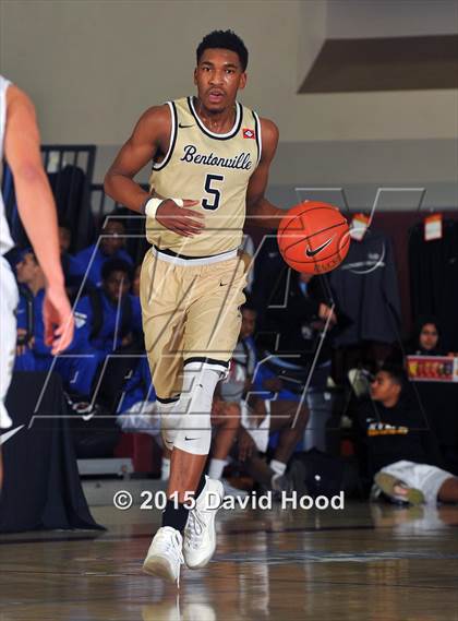 Thumbnail 3 in Bentonville vs. De La Salle (MaxPreps Holiday Classic) photogallery.