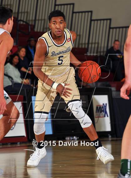 Thumbnail 3 in Bentonville vs. De La Salle (MaxPreps Holiday Classic) photogallery.