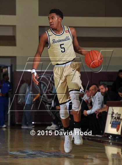 Thumbnail 3 in Bentonville vs. De La Salle (MaxPreps Holiday Classic) photogallery.