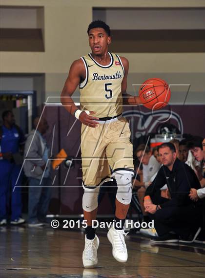 Thumbnail 2 in Bentonville vs. De La Salle (MaxPreps Holiday Classic) photogallery.