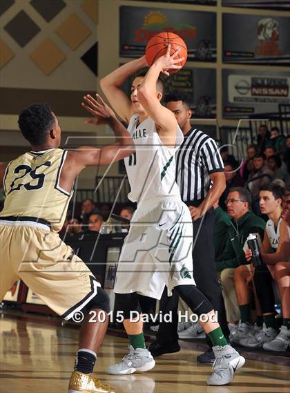 Thumbnail 3 in Bentonville vs. De La Salle (MaxPreps Holiday Classic) photogallery.