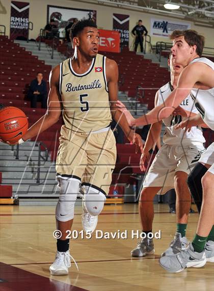 Thumbnail 1 in Bentonville vs. De La Salle (MaxPreps Holiday Classic) photogallery.