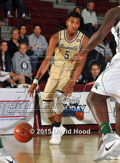 Thumbnail 3 in Bentonville vs. De La Salle (MaxPreps Holiday Classic) photogallery.