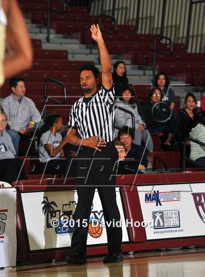 Thumbnail 3 in Bentonville vs. De La Salle (MaxPreps Holiday Classic) photogallery.