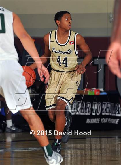 Thumbnail 3 in Bentonville vs. De La Salle (MaxPreps Holiday Classic) photogallery.