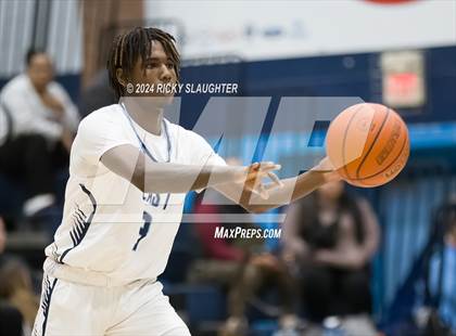 Thumbnail 3 in McCluer vs Belleville East (Belleville East Chick-fil-a Classic) photogallery.