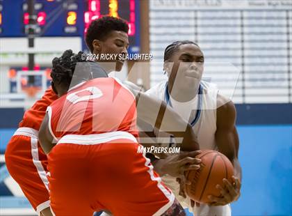 Thumbnail 2 in McCluer vs Belleville East (Belleville East Chick-fil-a Classic) photogallery.