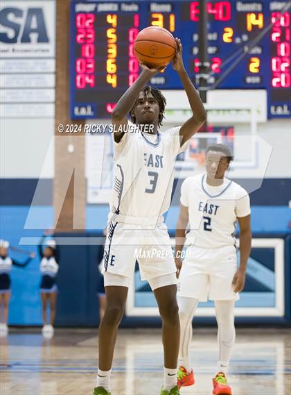 Thumbnail 3 in McCluer vs Belleville East (Belleville East Chick-fil-a Classic) photogallery.