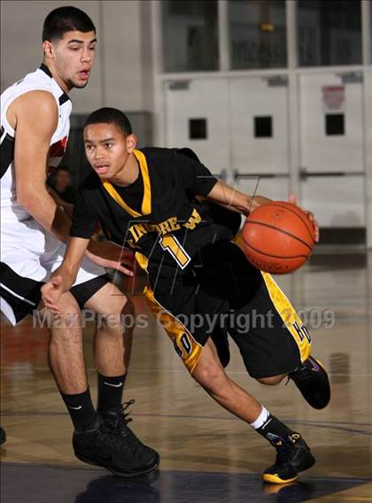 Thumbnail 2 in Verdugo Hills vs. King-Drew (Lynwood Christmas Challenge) photogallery.