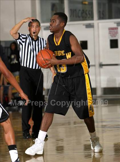 Thumbnail 2 in Verdugo Hills vs. King-Drew (Lynwood Christmas Challenge) photogallery.